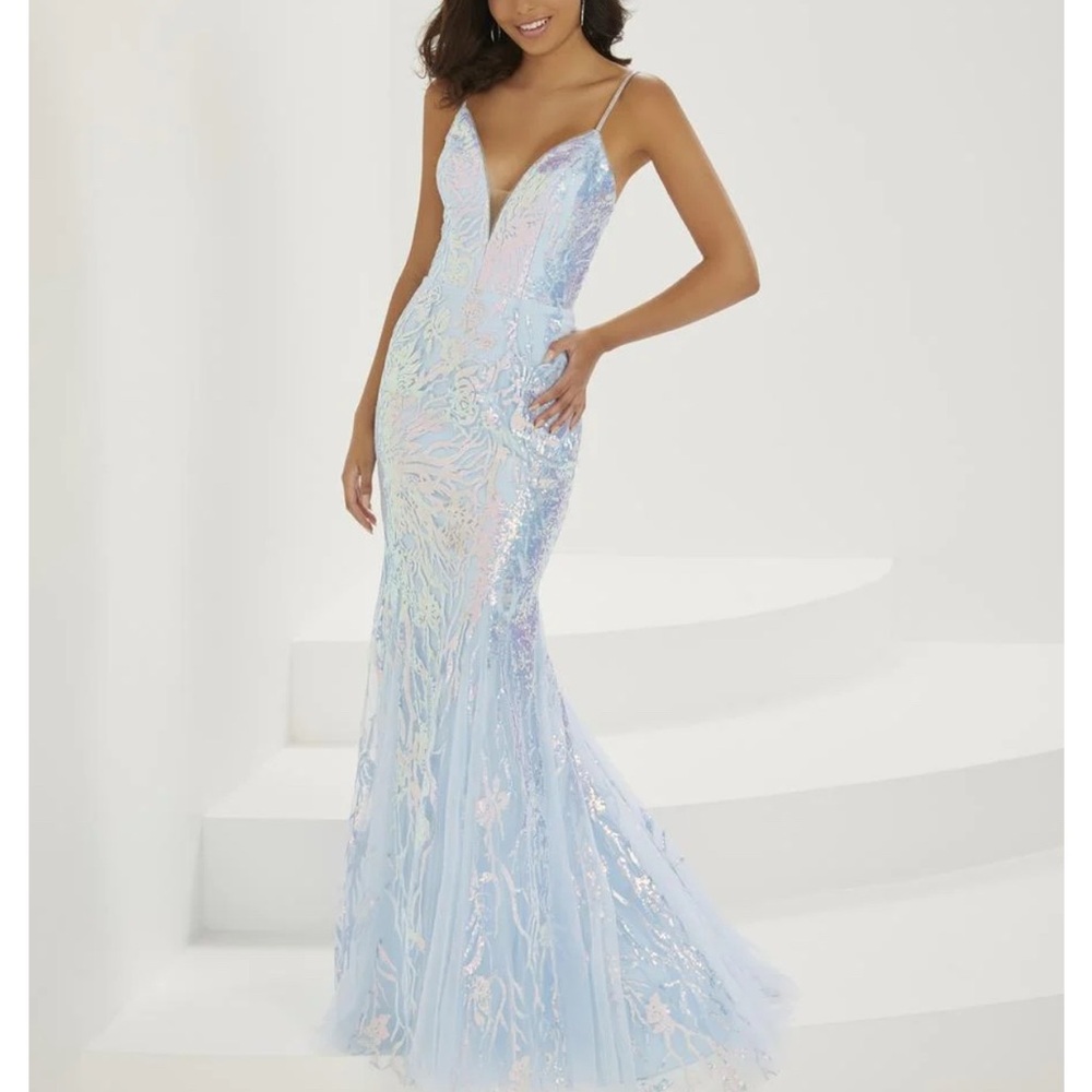 House of Wu Tiffany Designs prom pageant formal party dress sky blue  size 4 NWT